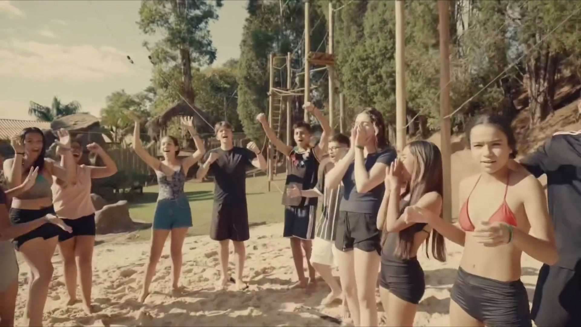 Jovens na quadra de areia do acampamento